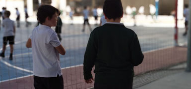 Son un grupo de alumnos desde 5º de primaria a 4º de secundaria, que elegidos por sus propios compañeros, tratan de ayudar a otros alumnos mejorando el clima de convivencia del centro.